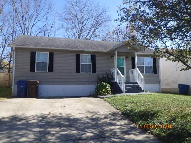 view of front of property featuring a front lawn