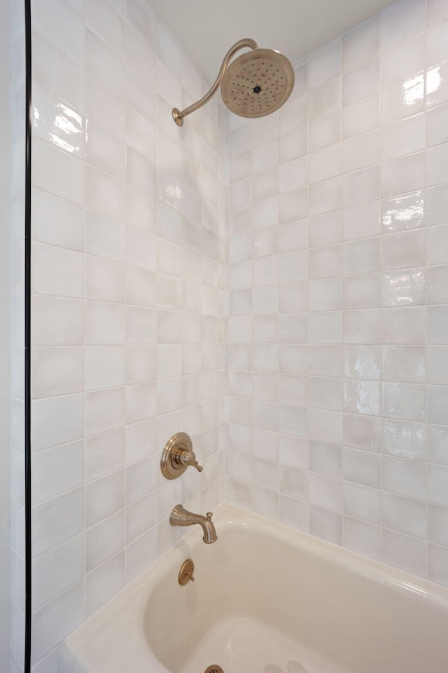 bathroom with tiled shower / bath combo