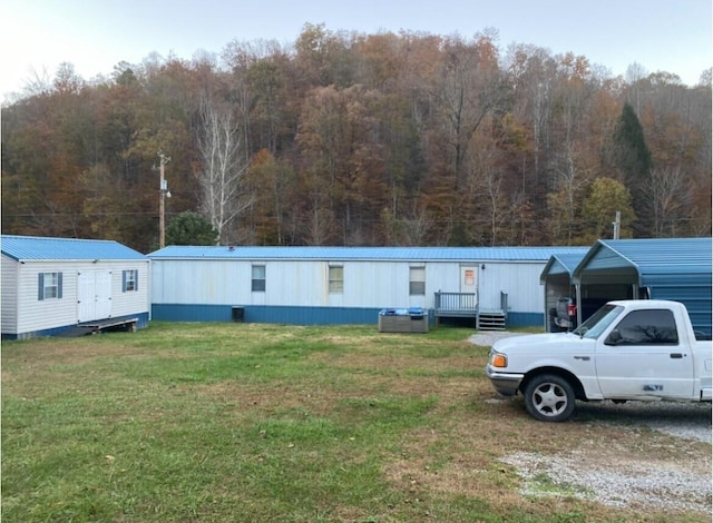 manufactured / mobile home featuring a front yard