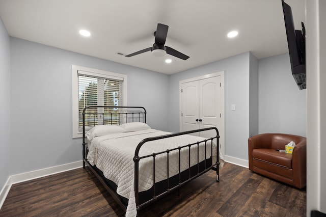 bedroom featuring ceiling fan, dark hardwood / wood-style floors, and a closet