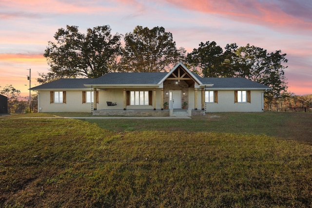 view of front of property featuring a yard