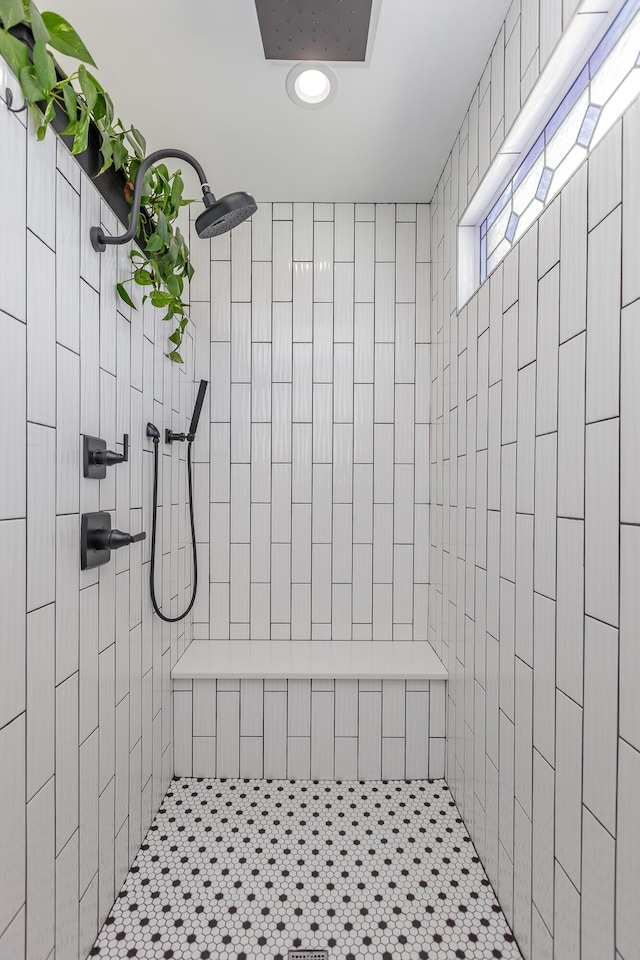 bathroom featuring a tile shower