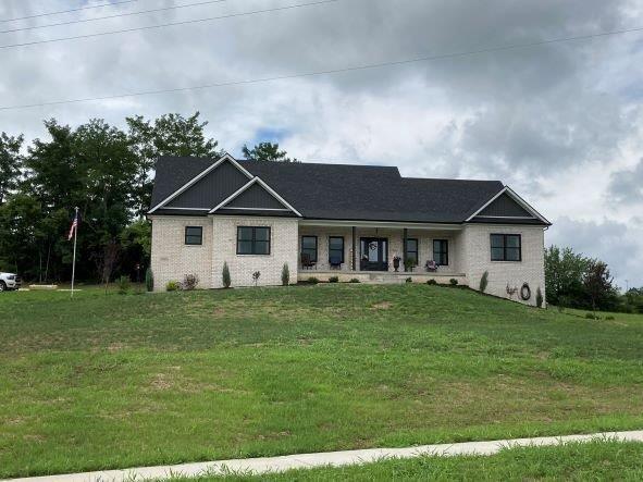 view of front of property with a front yard