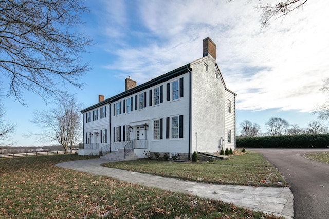 view of front of property featuring a front lawn