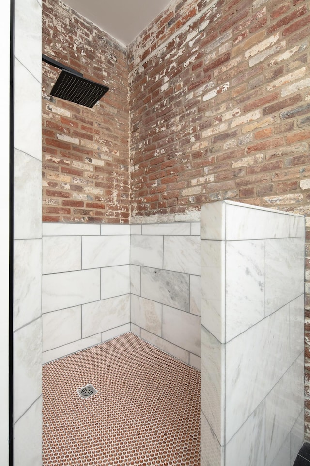 bathroom featuring tiled shower