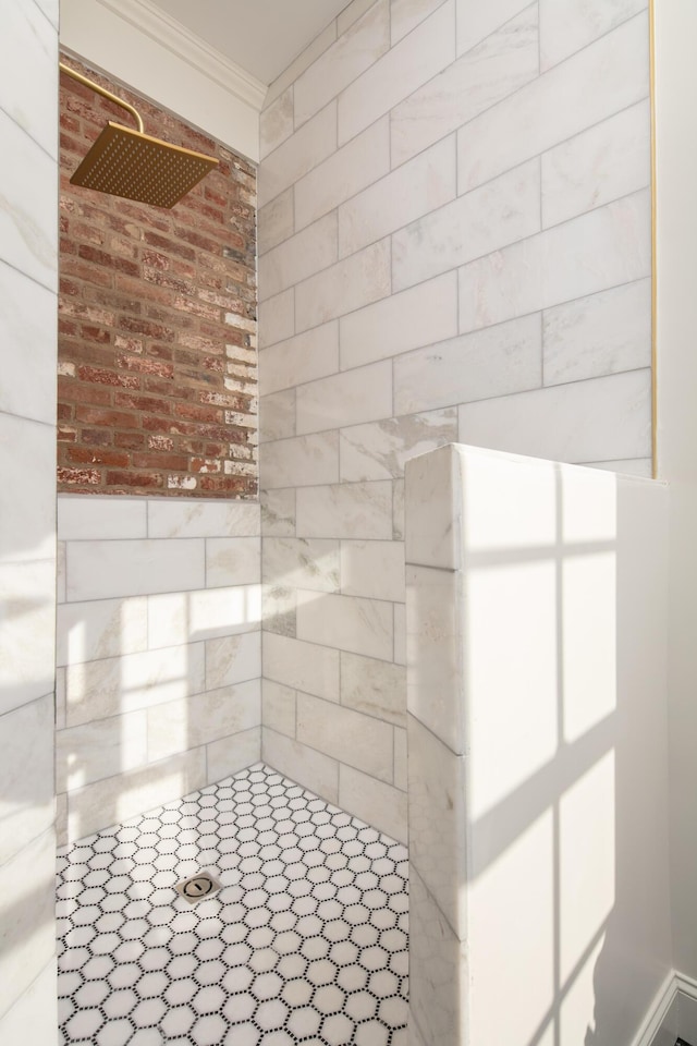 bathroom featuring crown molding and tiled shower