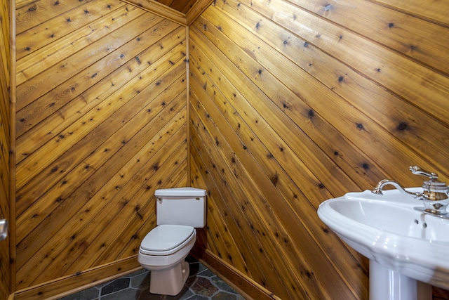 bathroom featuring toilet and sink