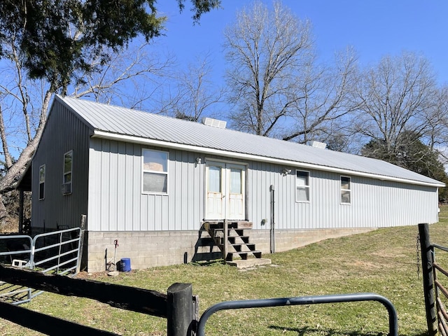 manufactured / mobile home with a front yard