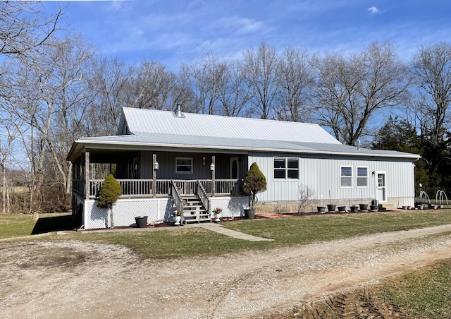 view of front facade featuring a front lawn and covered porch