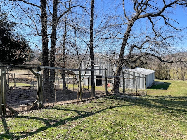 view of yard with an outdoor structure