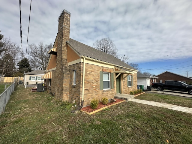 view of front of property featuring a front yard