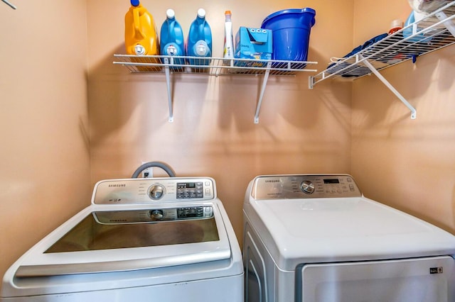 washroom featuring washing machine and clothes dryer