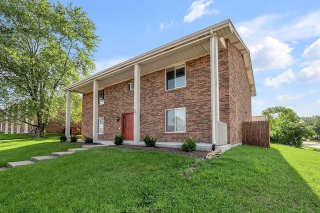 view of front of property featuring a front lawn