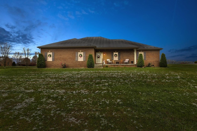 view of front of house featuring a lawn