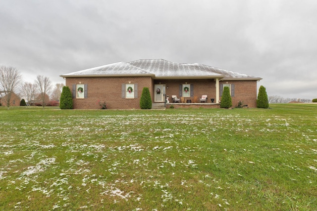 view of front facade featuring a front yard