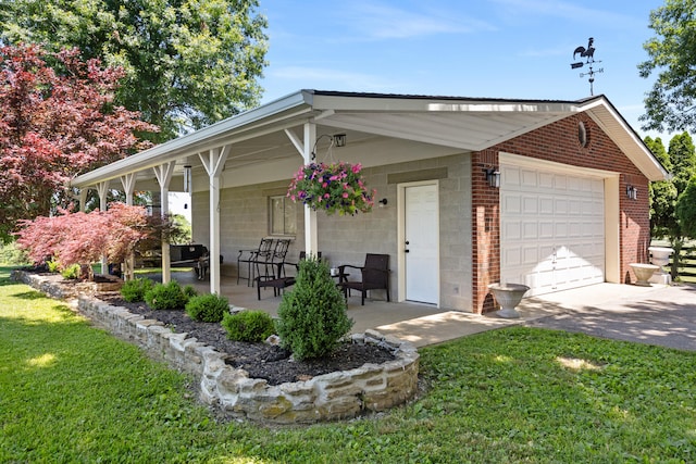 view of front of house featuring covered porch and a front lawn