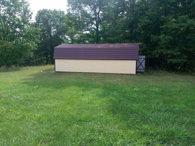 view of yard with an outdoor structure