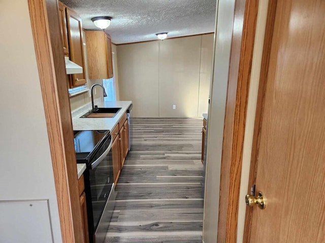 kitchen with a textured ceiling, dark hardwood / wood-style floors, sink, and black / electric stove