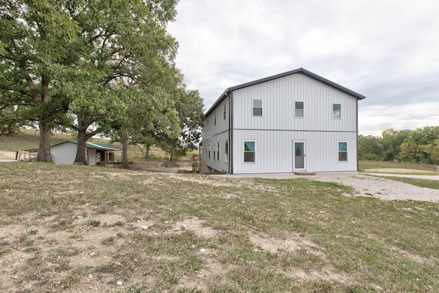 view of side of property featuring a lawn