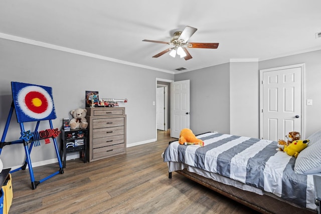 bedroom with crown molding, dark hardwood / wood-style floors, and ceiling fan