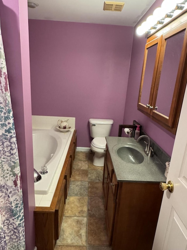 full bath featuring a garden tub, visible vents, toilet, vanity, and baseboards