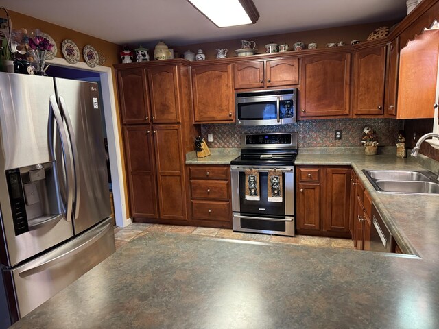 kitchen featuring backsplash, stainless steel appliances, and a sink