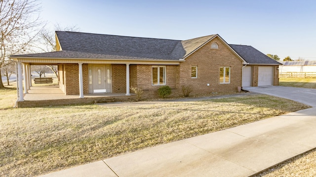 view of front of home featuring a garage and a front yard