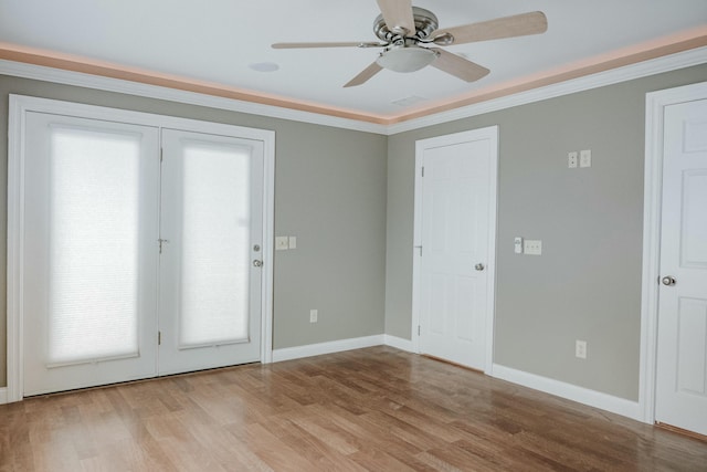 spare room with light hardwood / wood-style flooring, ornamental molding, and ceiling fan