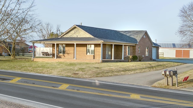 view of front of property featuring a porch and a front yard