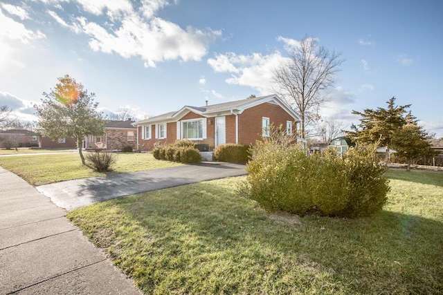 single story home featuring a front lawn