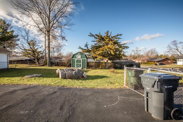 view of yard featuring a storage unit