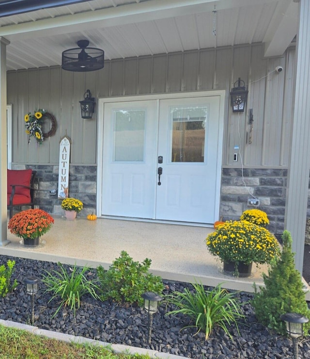 entrance to property featuring ceiling fan