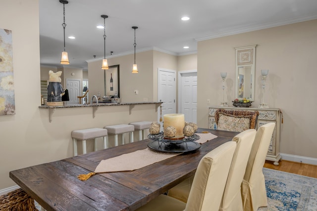 dining room featuring light hardwood / wood-style floors and ornamental molding