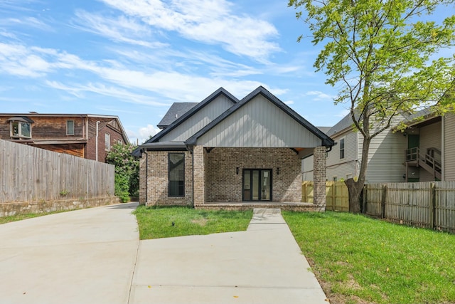 view of front of property featuring a front lawn