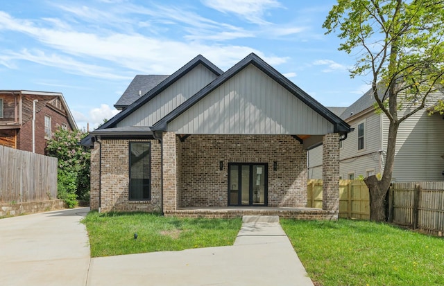 view of front facade with a front lawn