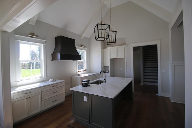 kitchen with dark wood-style flooring, a sink, custom range hood, hanging light fixtures, and an inviting chandelier