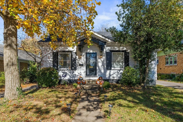 view of front facade with a front yard