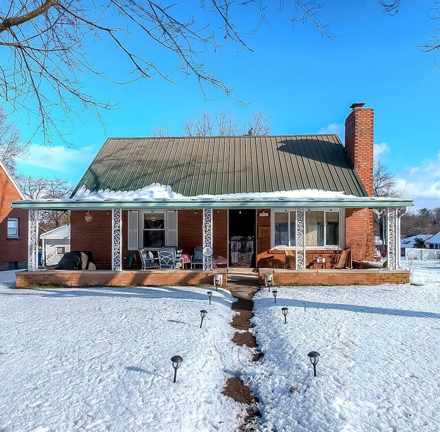 view of front of property featuring a porch