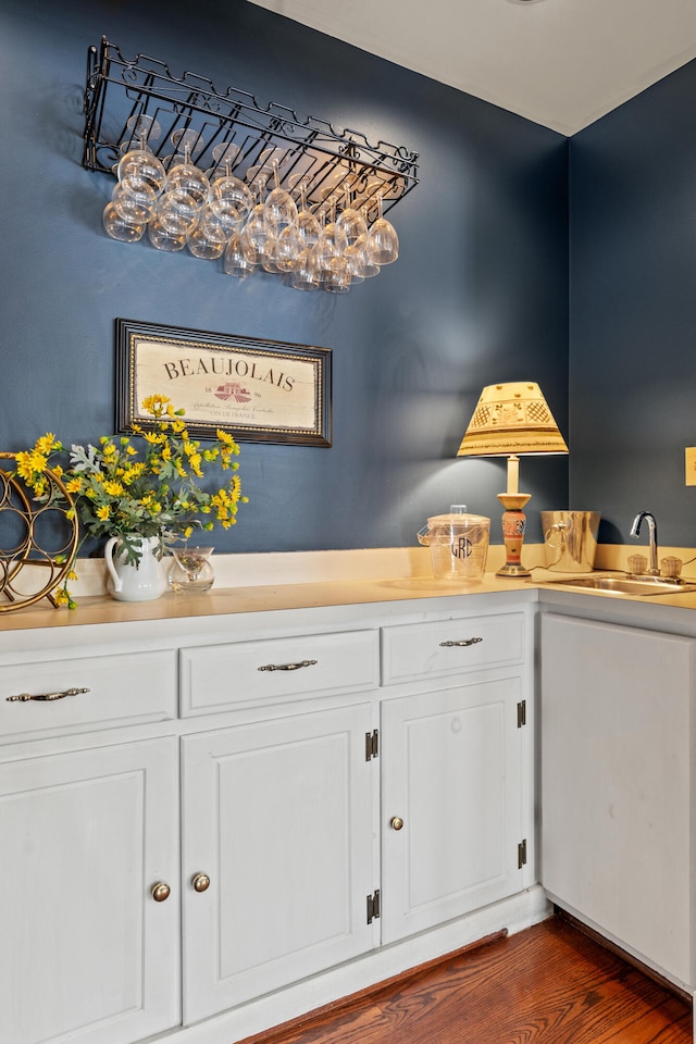 details with hardwood / wood-style flooring and indoor wet bar