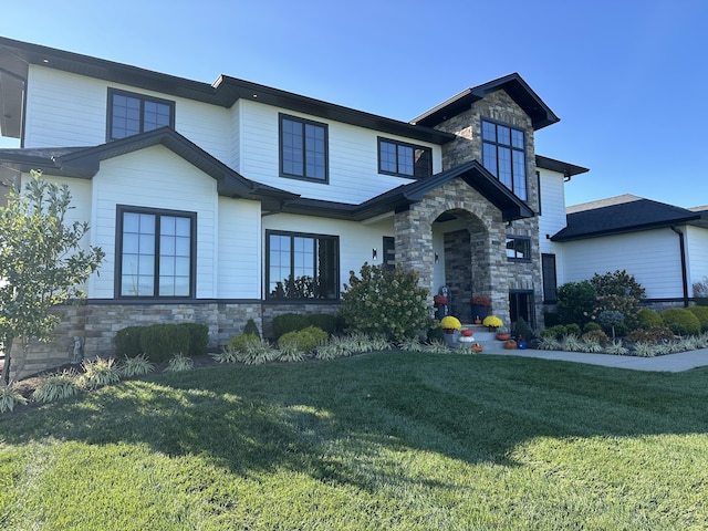 view of front of home featuring a front yard