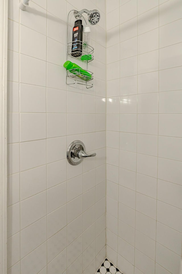 bathroom featuring a tile shower