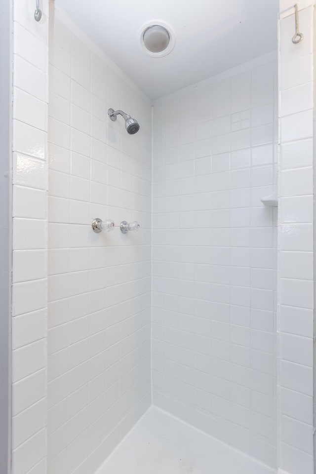 bathroom featuring a tile shower