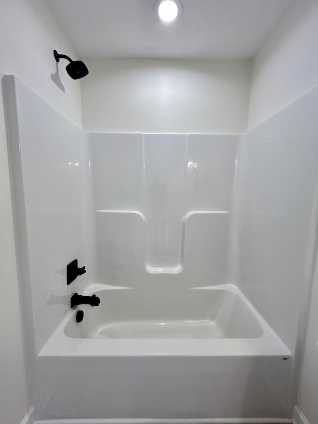 bathroom with washtub / shower combination