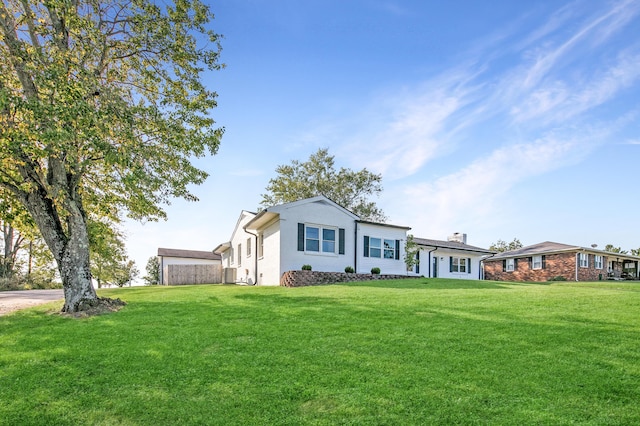 single story home with a front lawn