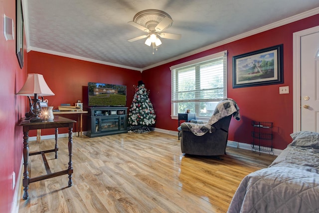 living room with ceiling fan, crown molding, and hardwood / wood-style flooring