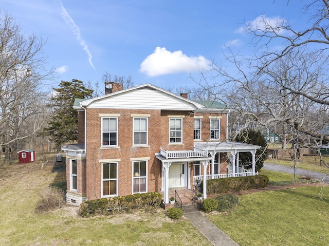 view of front of property featuring covered porch and a front yard