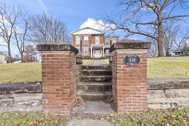 view of front of property featuring a front yard