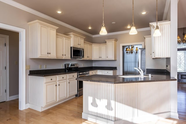 kitchen with crown molding, appliances with stainless steel finishes, decorative light fixtures, sink, and light wood-type flooring