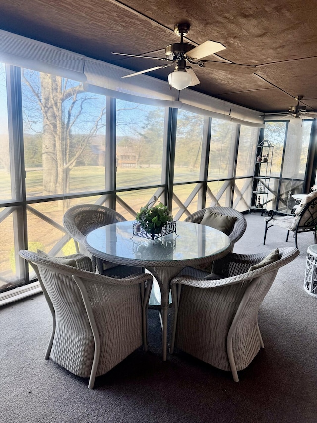 sunroom with ceiling fan