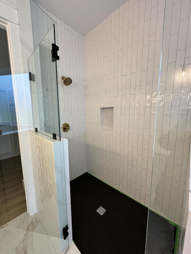 bathroom featuring tiled shower